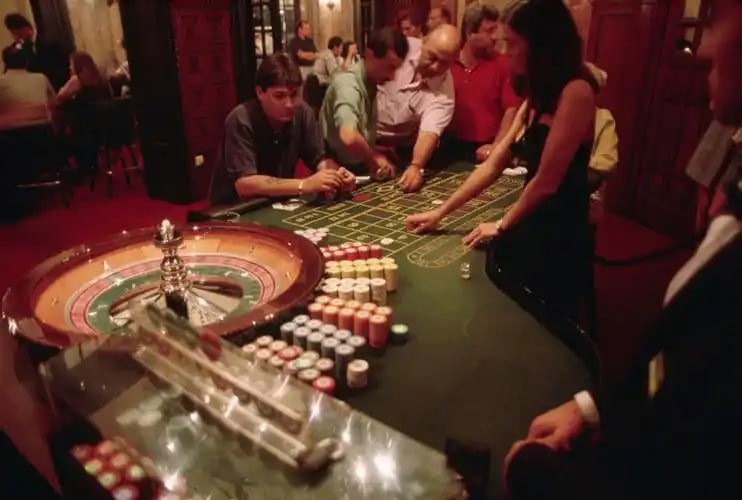 Live Casino ဒိုင်ရှင် အချိန်နှင့်တပြေးညီ ကစားနည်း
